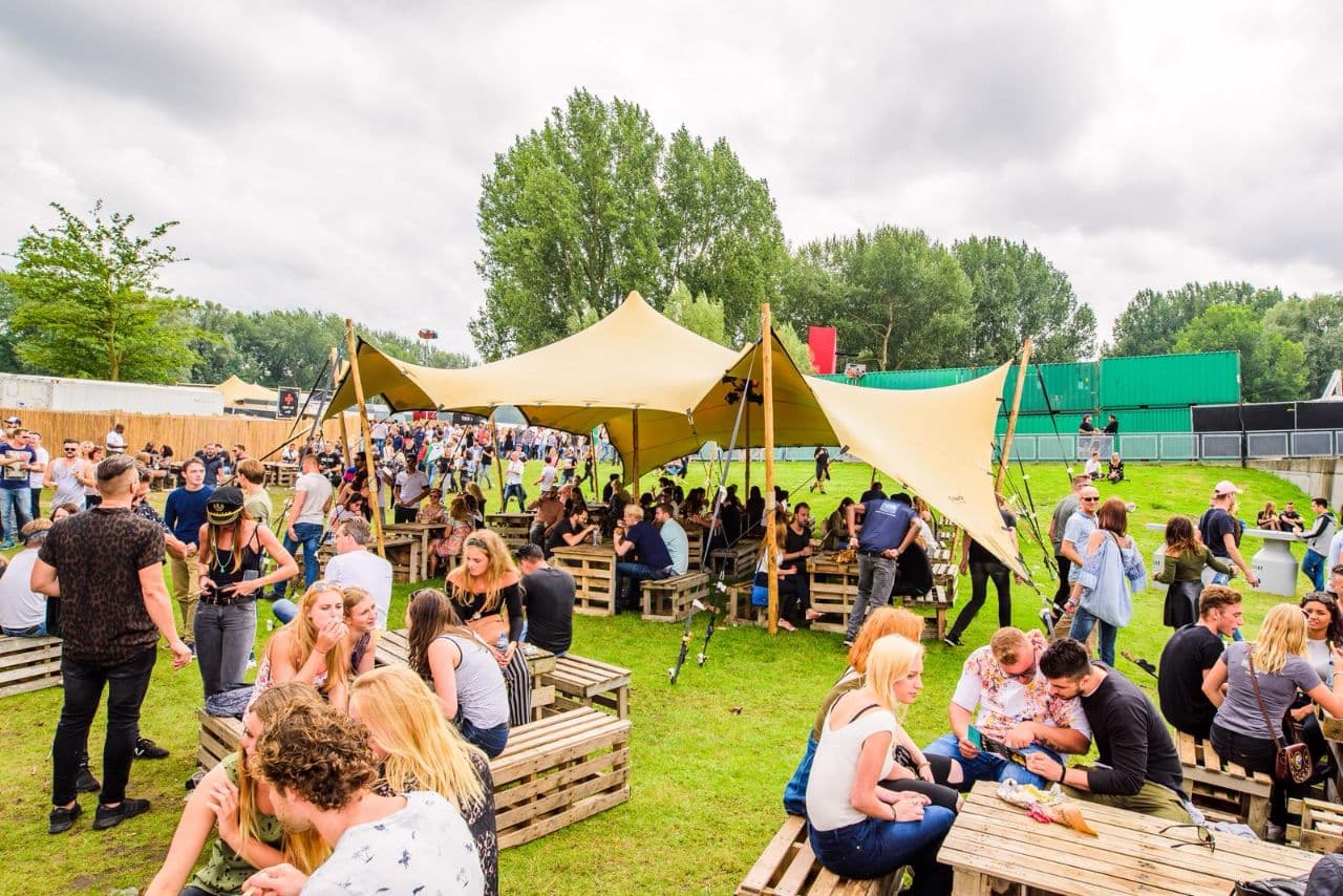 Festival met stretchtenten