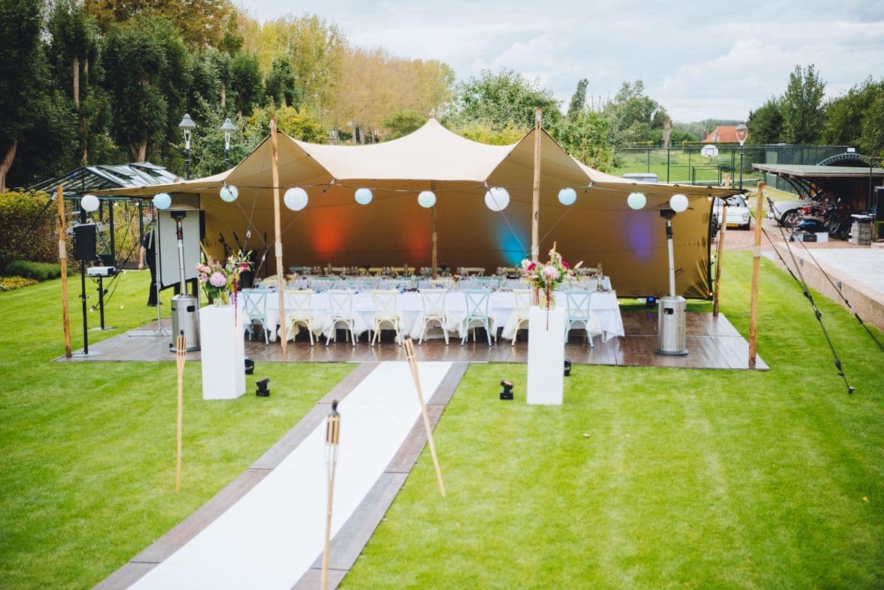 Bruiloft opstelling met stretchtent