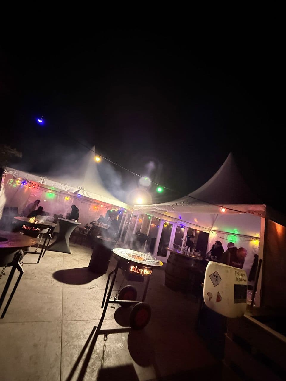 Pagode tent 's avonds met verlichting