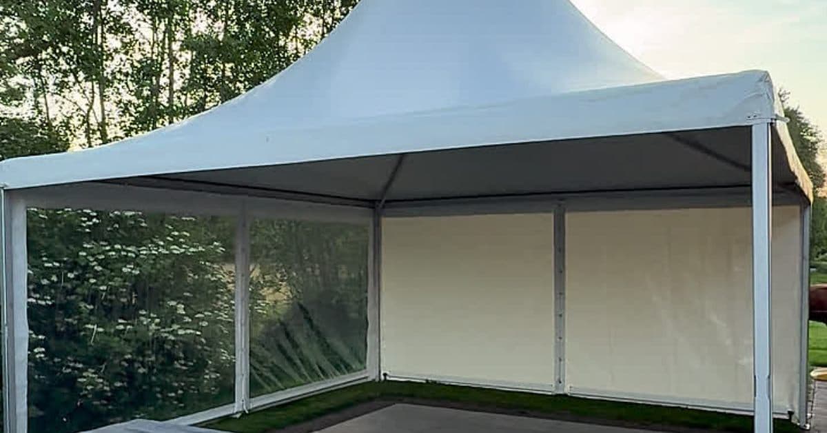 Pagodetent op het terras in avondlicht